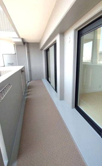 【バルコニー】 | アンピール百年橋 | 南向きのバルコニーは陽当り良好で、たっぷりのお洗濯物もよく乾きます