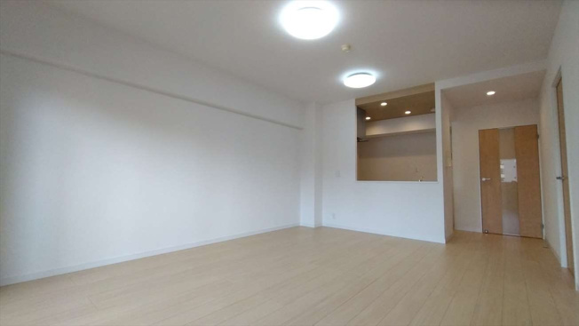 【居間・リビング】 | アンピール百年橋 | 16.1帖の広々リビングは開放感あるオープンなカウンターキッチンを置いて空間に広がりができました