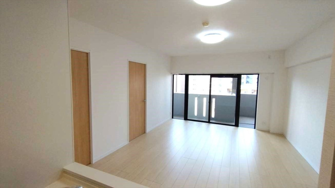 【居間・リビング】 | アンピール百年橋 | 広々とした空間はご家族の団らんの中心に。南西側に面しているため、太陽の明かりを感じることが出来ます