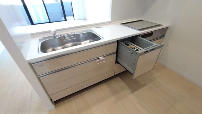 【キッチン】 | アンピール百年橋 | お料理をしながらでもご家族との会話を楽しめる対面キッチンです。リビングを見渡せる作りが人気です