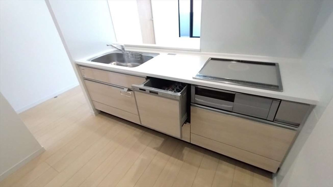 【キッチン】 | アンピール百年橋 | 食洗機つきなので、忙しい朝もサッと片づけできていつでもキレイなキッチンをキープできます