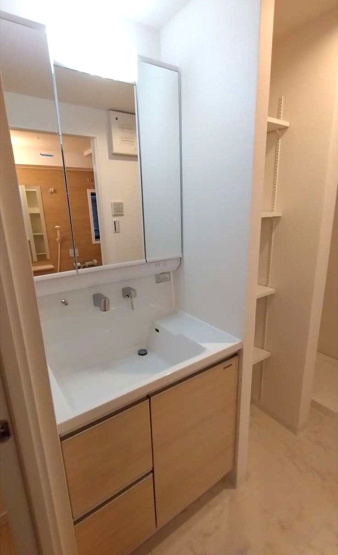 【独立洗面台】 | アンピール百年橋 | 朝の身支度に便利なゆとりある三面鏡付の洗面台です。鏡裏、洗面台下部、リネン庫等収納スペースがたっぷり