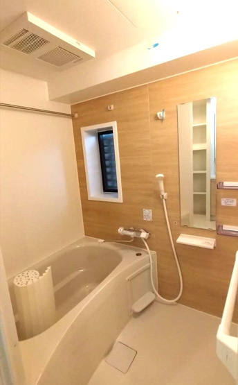 【浴室】 | アンピール百年橋 | バスルームに窓があるので換気がしやすくカビの発生を抑えられます