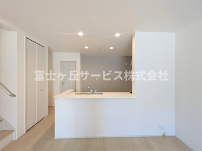 【居間・リビング】 | 浜松市中央区入野町 58期 新築一戸建て 2号棟 | 前から見たキッチンです