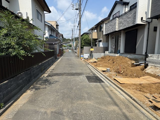 松戸市常盤平２丁目新築戸建【常盤平第三小学校：8分】の前面道路含む現地写真|南西側前面道路