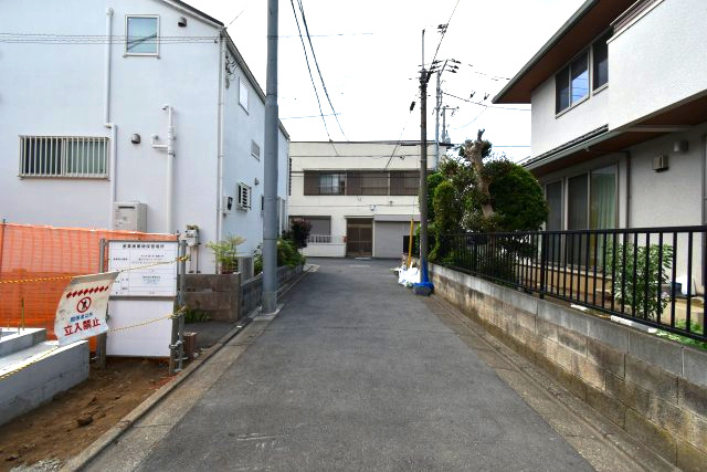 春日町4丁目・新築戸建の前面道路含む現地写真