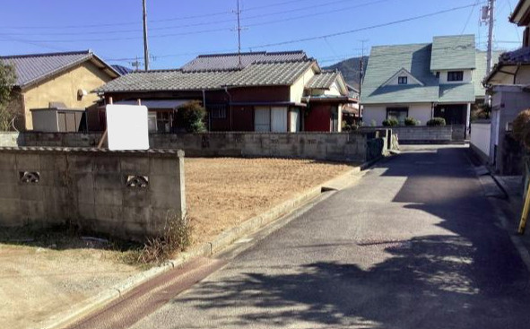 松神子2丁目　売土地の前面道路含む現地写真