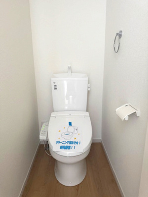 【トイレ】 | 堺市東区野尻町1期 | 温水洗浄便座付きのトイレで、寒い季節でも温かい便座で身体が冷えることなく座ることができます。