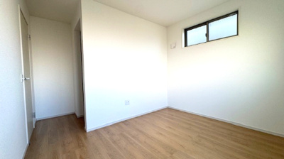 【洋室】 | 堺市東区野尻町1期 | 6帖の洋室！全居室二面に窓が配置された採光設計で、心地よい光と風が届きます。