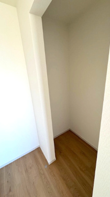 【収納】 | 堺市東区野尻町1期 | 6帖洋室のクローゼット！オープン仕様で、洋服やバッグなどサッと収納できるため、お部屋が自然と片付きます。