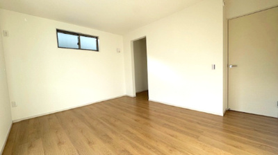 【洋室】 | 堺市東区野尻町1期 | 8.1帖の洋室！大型ベッドを配置しても十分な広さが確保されており、主寝室にもオススメです。