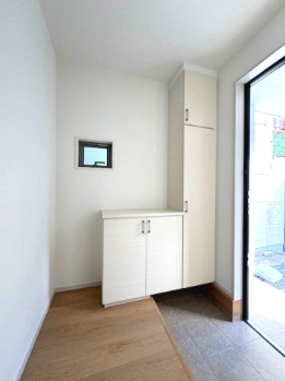 【玄関】 | 堺市東区野尻町1期 | シューズボックスも標準設置！ホワイトカラーを基調とした玄関で、広く感じられ空間も明るく見えます。