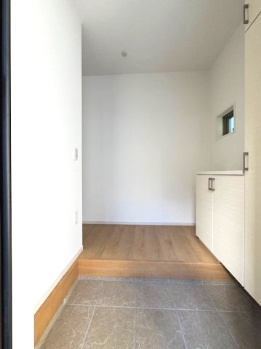 【玄関】 | 堺市東区野尻町1期 | ゆとりある玄関スペース！※掲載中の写真は広角レンズで撮影のため、実際の見え方とは異なります。