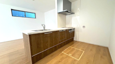 【キッチン】 | 堺市東区野尻町1期 | 広々使い勝手の良いシステムキッチン！お掃除がしやすいIHコンロ、家事の負担を軽減できる食洗機付きです。