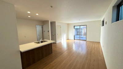 【居間・リビング】 | 堺市東区野尻町1期 | ご家族みんながゆったり寛げる20帖の広々LDK！お子様の様子がひと目で見渡せる開放的な間取り。