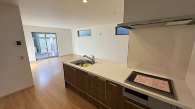 【キッチン】 | 堺市東区野尻町1期 | ご家族と会話を楽しみながら料理ができ、配膳や片付けもラクラク！キッチン後ろに洗面室が配され、家事動線スムーズ。