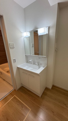 【独立洗面台】 | 堺市東区野尻町1期 | 便利なシャワー水栓の洗面化粧台！大きく見やすい三面鏡付きで、朝の身支度もスムーズに行えますね。