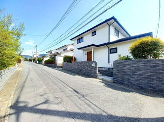 【外観】 | 外壁塗装も済んでいます。東福間駅まで徒歩8分で通勤にも便利な好立地です