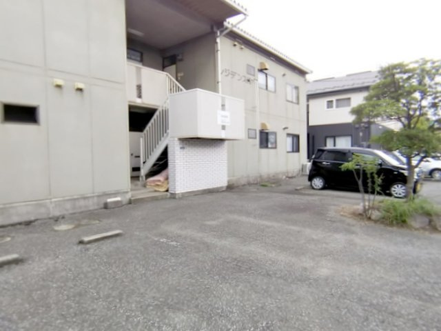 レジデンスＫの駐車場|駐車場があるので、車を買う予定の方も安心です