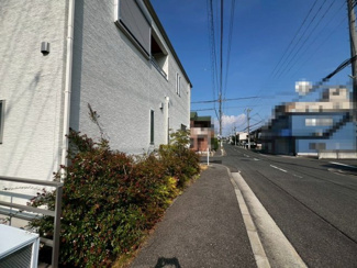 【前面道路含む現地写真】 | リフォームプランのご相談も承っております。詳しくはお気軽に係りの者にお尋ねください！※リフォームには別途費用が発生します。