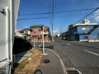 【前面道路含む現地写真】 | 【洋室】２面採光を確保した明るい室内は、風通しも良く、大変居心地の良い空間となっております♪爽やかな風を感じて起きる朝は、快適生活の始まりに！