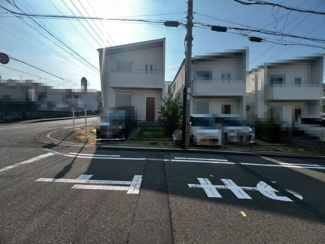 【外観】 | 南東角地！日当たり・通風良好♪ぜひ現地でお確かめください！バルコニーに屋根があります！