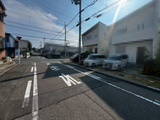 【前面道路含む現地写真】 | 【リビング】ＬＤＫ約１６帖♪暮らしの中心となるリビングは、家族みんなが心地よく過ごせる癒しの空間ですよ！