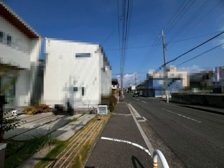 【前面道路含む現地写真】 | 【システムキッチン】対面キッチンは家族の様子を見ながらお料理ができるので会話が弾みます♪食器洗浄乾燥機付ですので、忙しいママをサポートしてくれます！