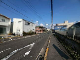 【前面道路含む現地写真】 | 【浴室】ゆったりとくつろげる綺麗な浴室ですよ！時間短縮でシャワーだけの方も多いですが、一日の疲れを癒すため湯船に浸かれば心身ともにリラックスできますね♪