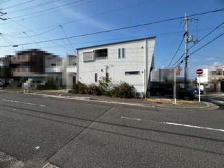 【前面道路含む現地写真】 | 【洗面室】ゆとりのある洗面室ですよ！シャワー付き洗面台ですので、朝の身支度もスムーズにできますね♪