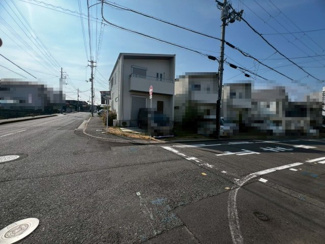 【前面道路含む現地写真】 | 全居室６帖以上♪どのお部屋でものびのびお過ごしいただけますよ！