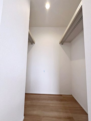 福島市八島田字台畑【地震に強いオール電化】野田小・野田中の収納|WICはハンガーパイプがついているので衣類がきれいに整理整頓できます！
