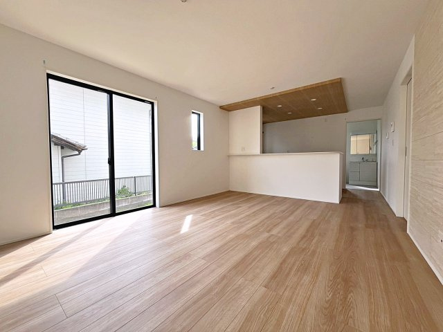福島市八島田字台畑【地震に強いオール電化】野田小・野田中の居間・リビング|南西側の大きな窓から日差しが入り明るいリビングはご家族皆さんの憩いの場です！
