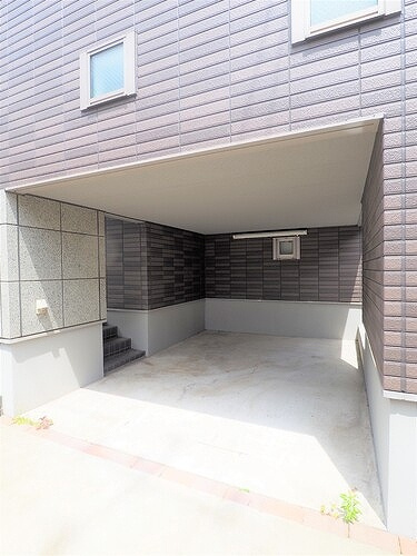 新宿区左門町戸建の駐車場|カーポート