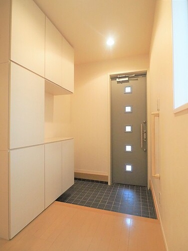 新宿区左門町戸建の玄関