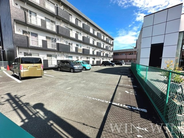 ハイツ東小浜の駐車場