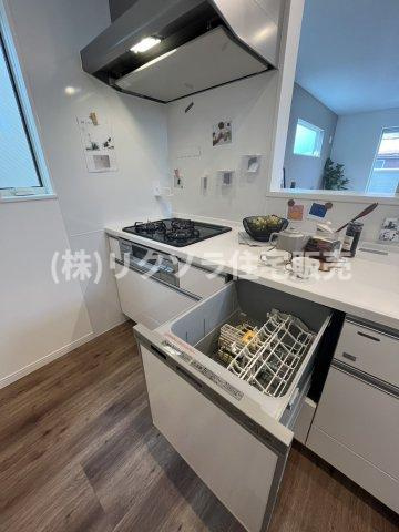 池田北町　新築一戸建てのキッチン|ビルトイン三口コンロ・食器洗い乾燥機付き
■物件内覧・資金計画相談・住宅ローン相談、リフォーム相談、お問合せ受付中■
※当日・翌日のご内覧、ご相談はお電話でのお問合せがスムーズです！