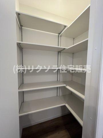 池田北町　新築一戸建ての収納|キッチン横のパントリー
■物件内覧・資金計画相談・住宅ローン相談、リフォーム相談、お問合せ受付中■
※当日・翌日のご内覧、ご相談はお電話でのお問合せがスムーズです！