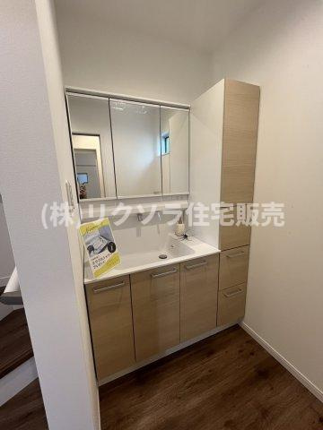 池田北町　新築一戸建ての独立洗面台|収納棚付き三面鏡大型独立洗面台
■物件内覧・資金計画相談・住宅ローン相談、リフォーム相談、お問合せ受付中■
※当日・翌日のご内覧、ご相談はお電話でのお問合せがスムーズです！