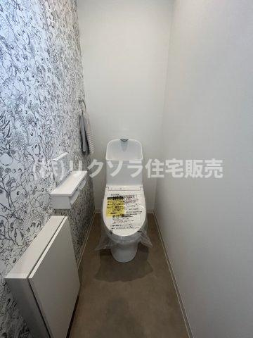 池田北町　新築一戸建てのトイレ|個性的な壁紙が可愛いトイレ　温水洗浄便座付き
■物件内覧・資金計画相談・住宅ローン相談、リフォーム相談、お問合せ受付中■
※当日・翌日のご内覧、ご相談はお電話でのお問合せがスムーズです！