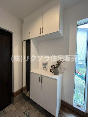 池田北町　新築一戸建ての収納|姿見付きシューズボックス
■物件内覧・資金計画相談・住宅ローン相談、リフォーム相談、お問合せ受付中■
※当日・翌日のご内覧、ご相談はお電話でのお問合せがスムーズです！