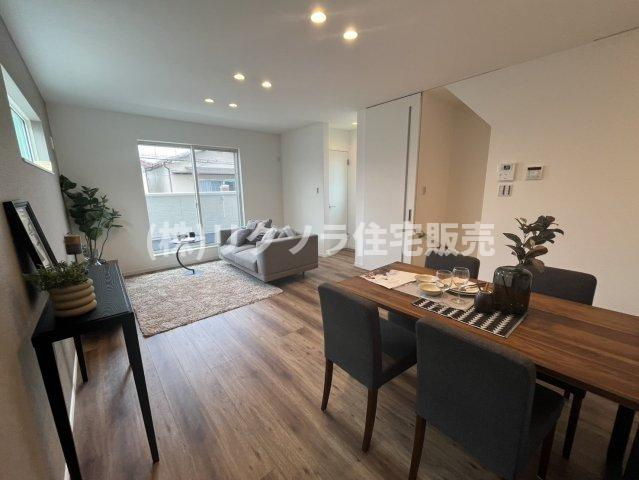 池田北町　新築一戸建ての居間・リビング|LDK17.6帖
■物件内覧・資金計画相談・住宅ローン相談、リフォーム相談、お問合せ受付中■
※当日・翌日のご内覧、ご相談はお電話でのお問合せがスムーズです！