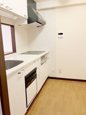 中古マンション・最上階　昭和マンション飯坂　14階のキッチン|IHクッキングヒーター付きで火災や火傷の不安を軽減♪吊戸棚収納もありコンパクトで使いやすいキッチン♪