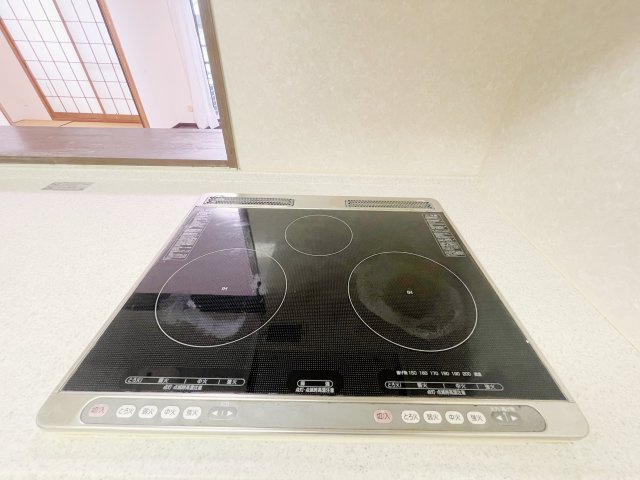 中古マンション・最上階　昭和マンション飯坂　14階のキッチン|三口コンロのIHクッキングヒーター♪フラットな作りなのでお手入れも簡単♪同時調理も可能です！