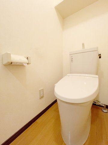 中古マンション・最上階　昭和マンション飯坂　14階のトイレ|温水洗浄便座付きトイレ！棚付きなのでトイレットペーパーなどの収納にも便利です♪