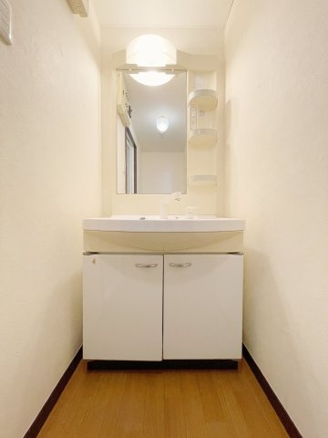 中古マンション・最上階　昭和マンション飯坂　14階の独立洗面台|歯ブラシや小物を置いておく棚付きの洗面台！