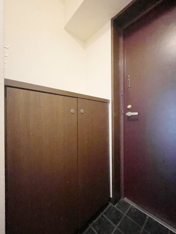 中古マンション・最上階　昭和マンション飯坂　14階の玄関|シューズボックスの上にお花や写真、小物を飾ってシンプルな玄関に華を添えることもできますね♪
