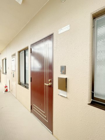 中古マンション・最上階　昭和マンション飯坂　14階の玄関|インターホン付きの玄関！