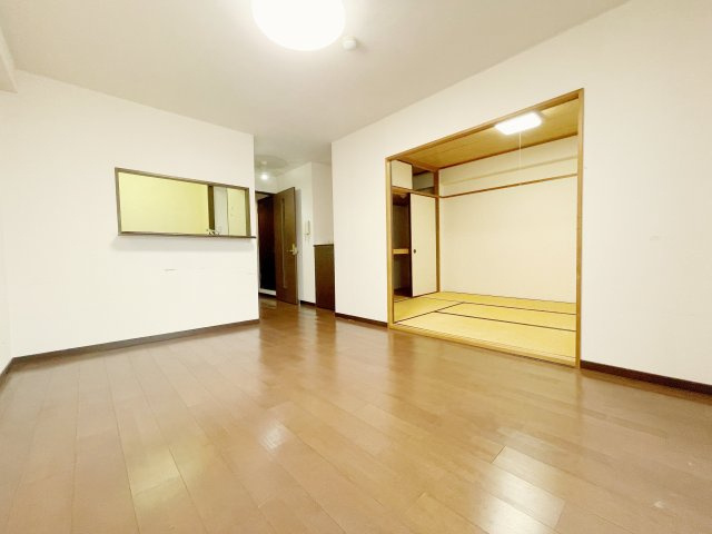 中古マンション・最上階　昭和マンション飯坂　14階の居間・リビング|開口付き対面キッチンのLDK！カウンター付きなので片付けや配膳が楽々♪