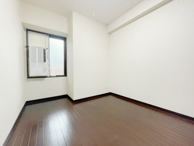 中古マンション・最上階　昭和マンション飯坂　14階の洋室|玄関近くの洋室！窓があるので採光も取れ窓下に机を置けば勉強や作業スペースとしても早変わり♪